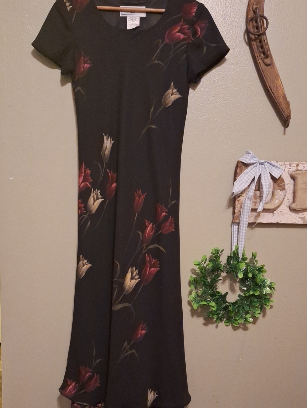 Jessica Howard Black Floral Maxi Dress with Red & Cream Tulips P Size 6